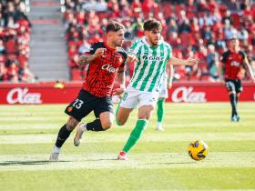 皇家贝蒂斯客场1-0战胜十人马略卡，巴坎布补时绝杀，马斯卡雷尔染红