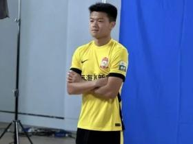 记者：青岛西海岸新援杨希已归队，并补拍了新赛季定妆照