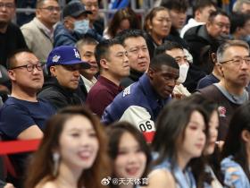 真篮球迷！国安外援法比奥携玉昆外援科斯塔在五棵松观战CBA